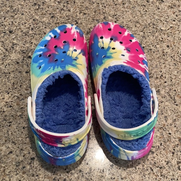 Size J3 Tie Dye Lined Crocs - Picture 4 of 9